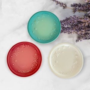 🧡NIB🧡 LE CREUSET Mini Star Relief Plates